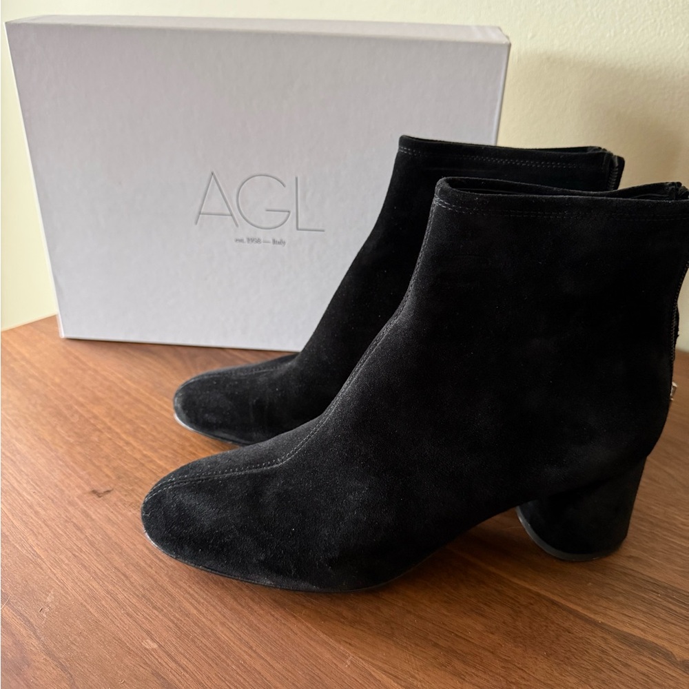 AGL Italian suede boot. Black.